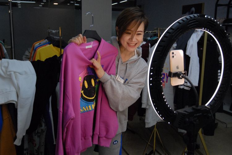 服装店主变身,服装店主做直播卖货