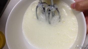 电饭煲蛋糕做法不用蛋糕粉打蛋器,用红丝绒蛋糕预拌粉做电饭煲蛋糕