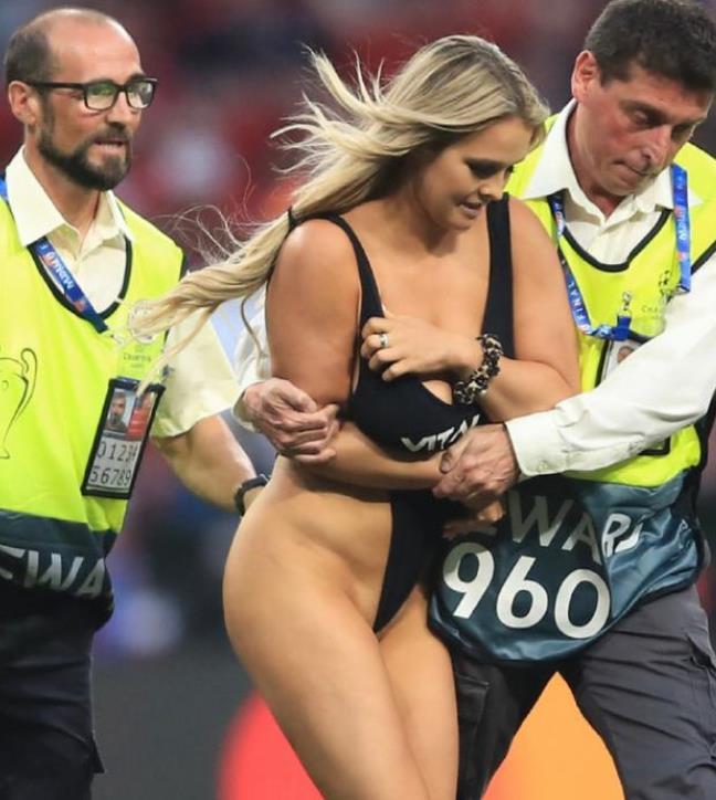 欧冠裸奔一幕重现板球赛场！不是一家人不进一家门，为炒作真够拼