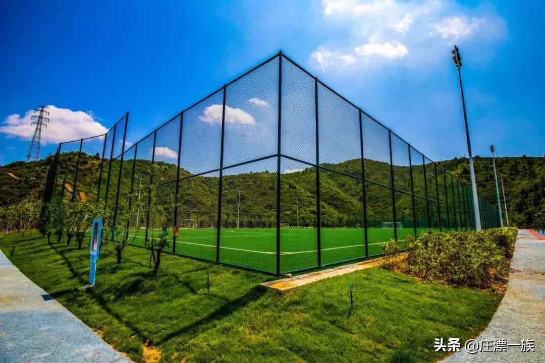 山顶真实足球场,足球场的高颜值图片