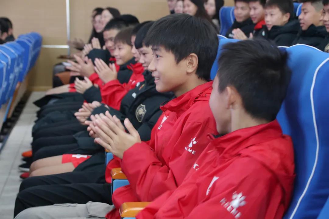 用体育成就体育人,以体育人以体育智以体育心的理解