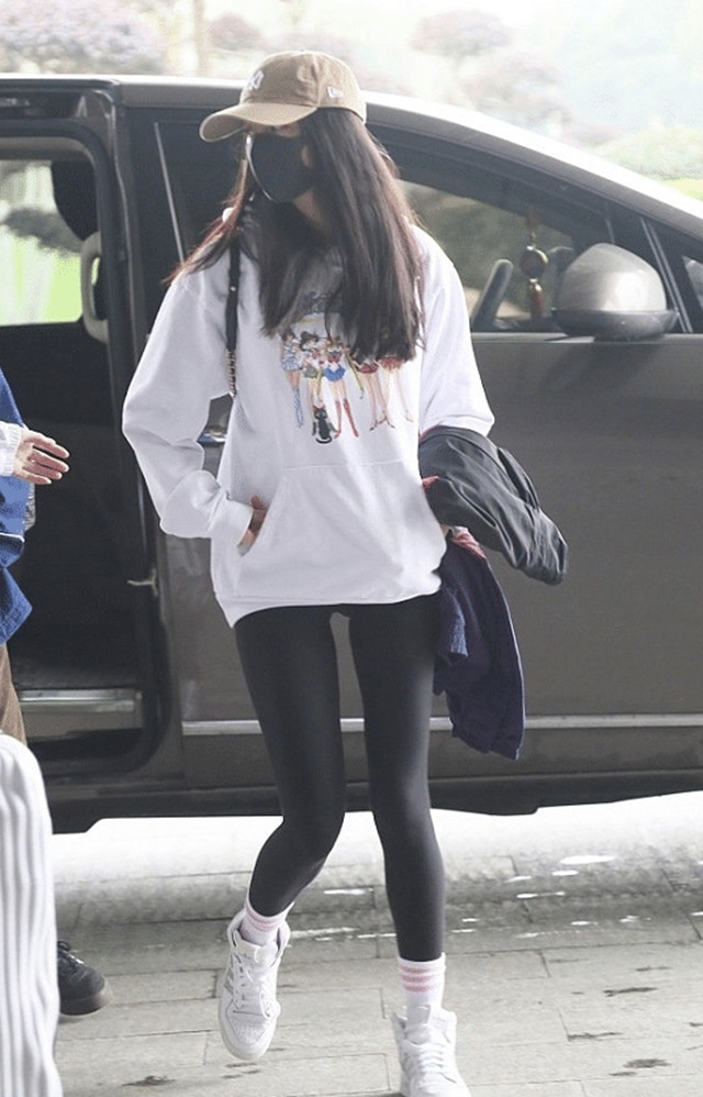 鲨鱼裤这样穿真的显瘦又洋气,秋冬鲨鱼阔腿裤