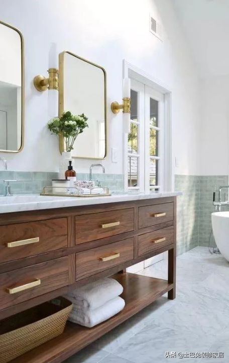 浴室柜选实木的还是塑钢的,pvc浴室柜可以防潮吗