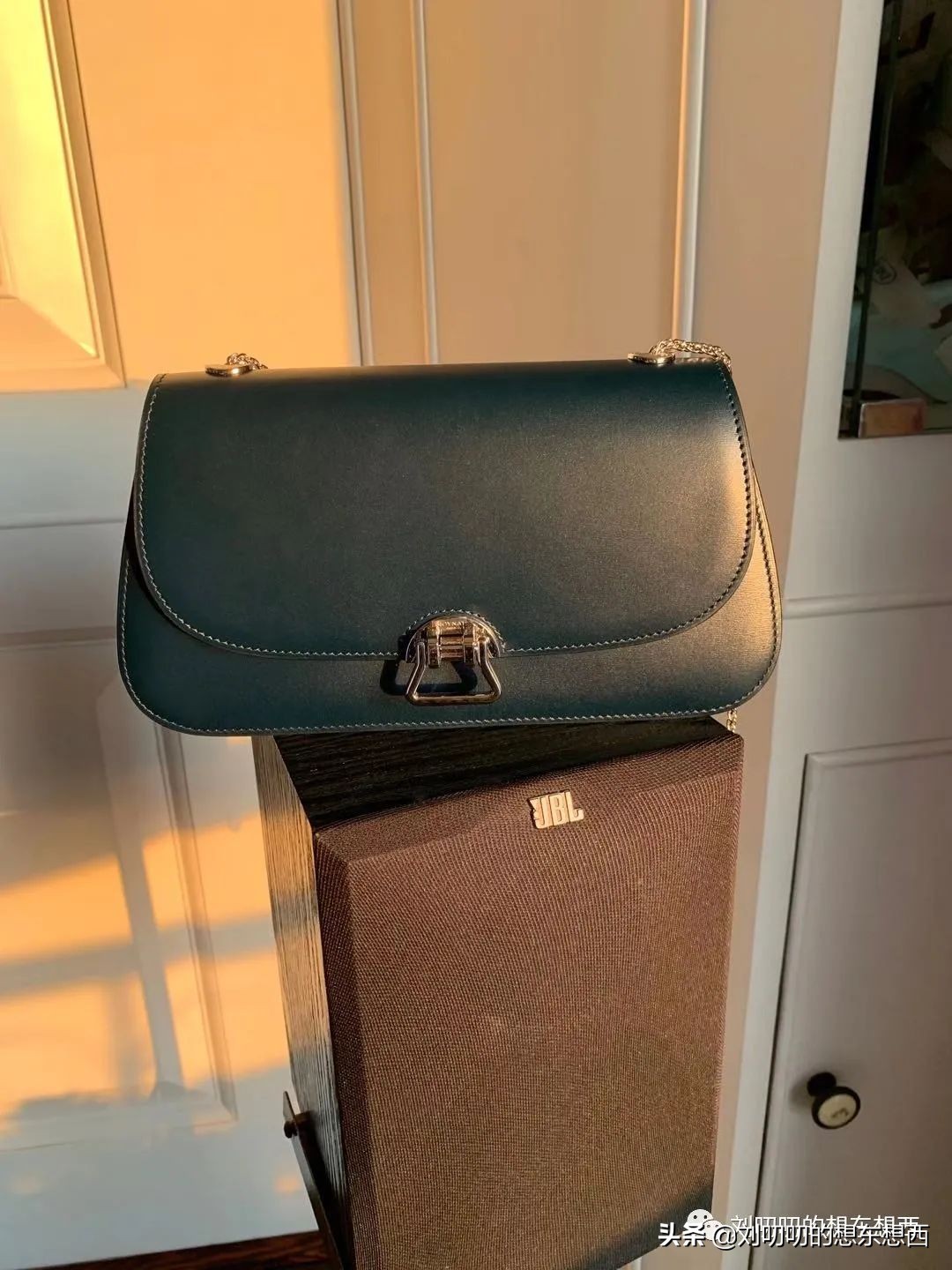 女人背厚夏天适合穿什么样的衣服,宽肩厚背的人穿什么好看