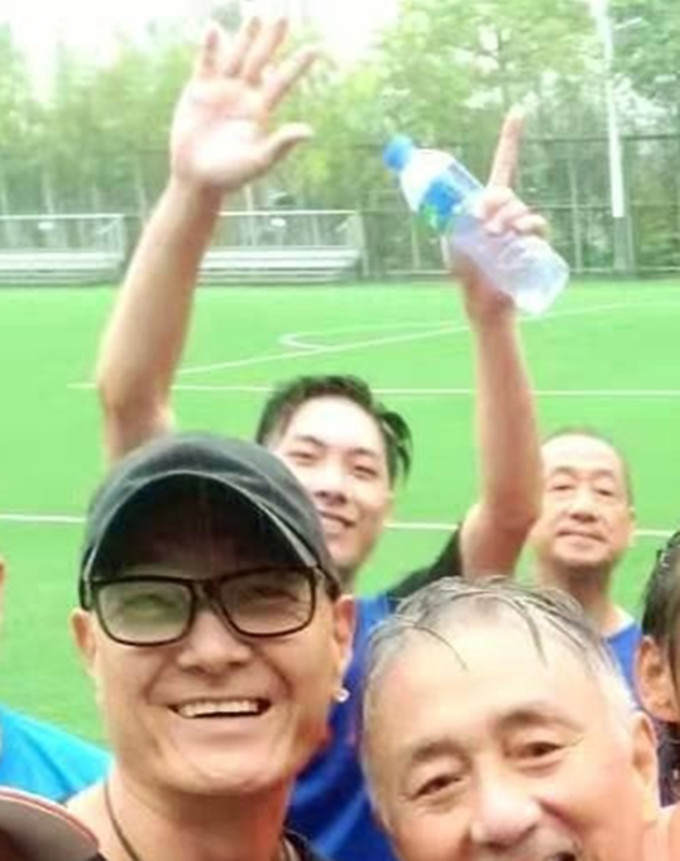 一众港星冒雨踢足球,吴岱融萧正楠浑身湿透,卢惠光父子罕见露面