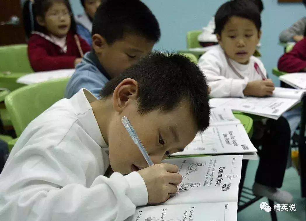 “带着孩子移民海外，但我们还是没能逃离疯狂的补习班……”