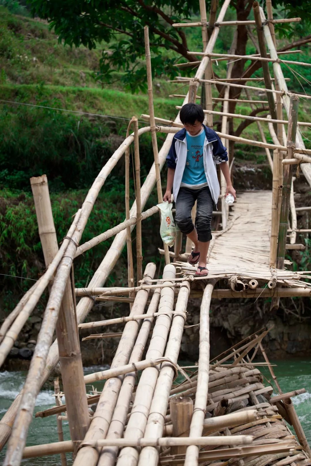 85后香港博士，为重庆人修了一座桥，上万村民请神仙加持