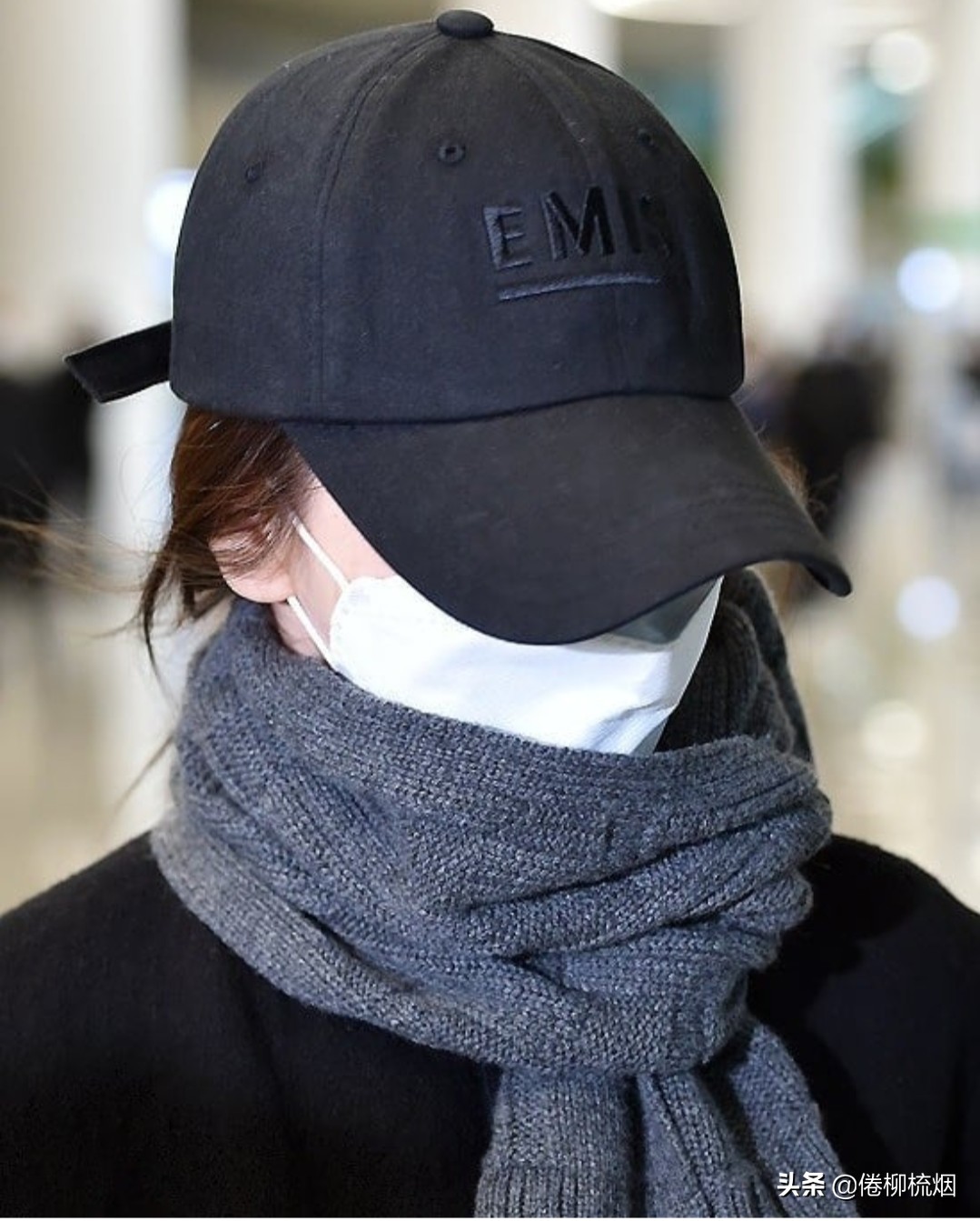 宋慧乔身穿一身白衣,宋慧乔的低调机场穿搭真时尚