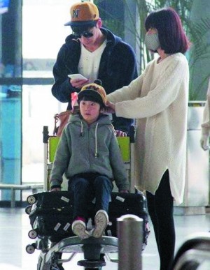 张亮凌晨脚受伤，却被网友骂“弃糟糠得报应”，他怒怼对方没脑子