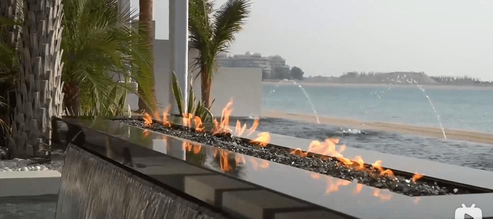 迪拜男子奋斗十年买下劳斯莱斯,迪拜小伙卖掉劳斯莱斯买法拉利