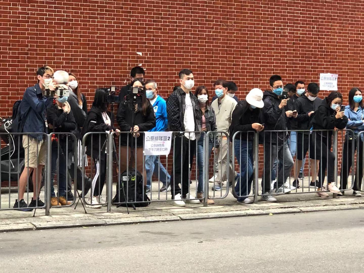 吴孟达丧礼现场直击：灵堂一片花海，周星驰第一个到场，刘德华、吴君如悼念，影迷送行，家人用达叔金句致谢