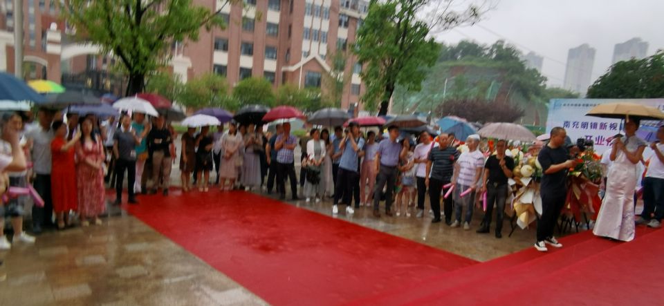 打着雨伞排着队!南充嘉陵昨天开业的这家医院竟然这样受欢迎……