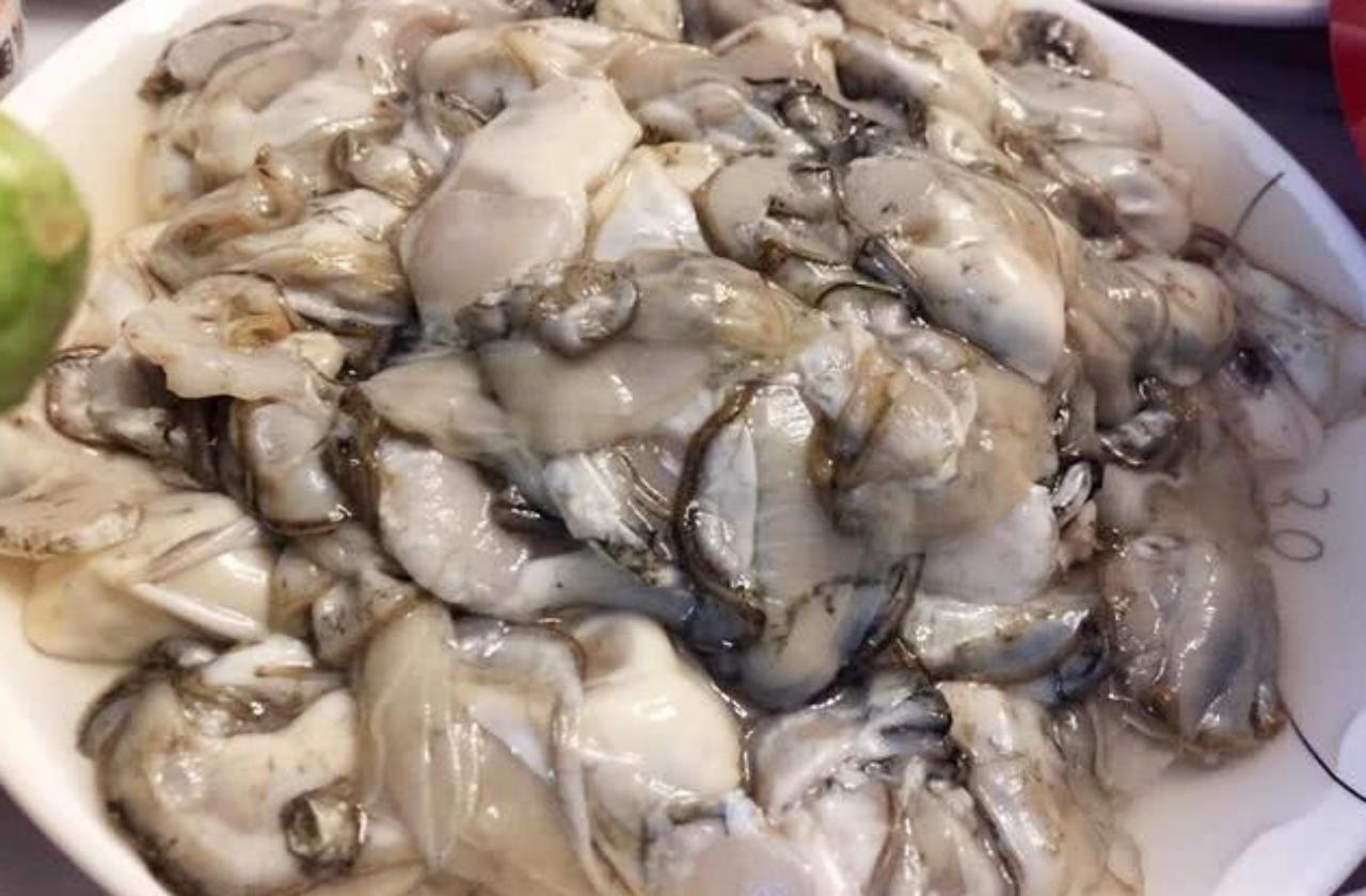 超市里的活生蚝怎么挑选,撬开生蚝怎么挑选新鲜的