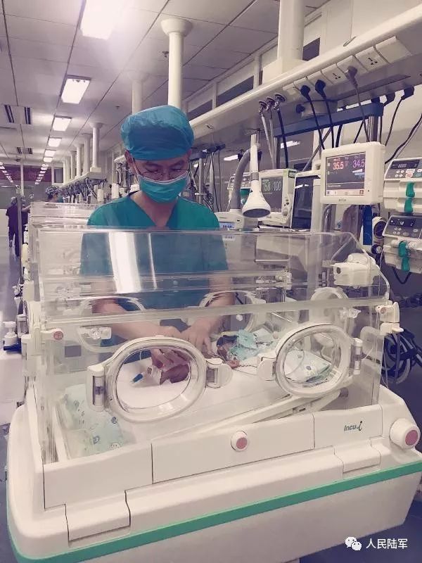 仅900克的巴掌宝宝出院,体重仅900克的巴掌宝宝被成功救治