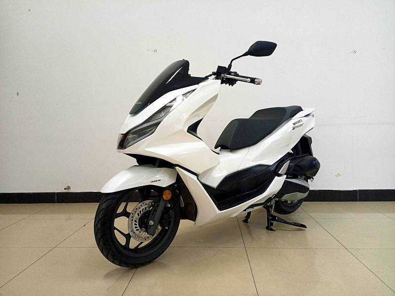 本田踏板pcx160对比155,本田pcx160和铃木150