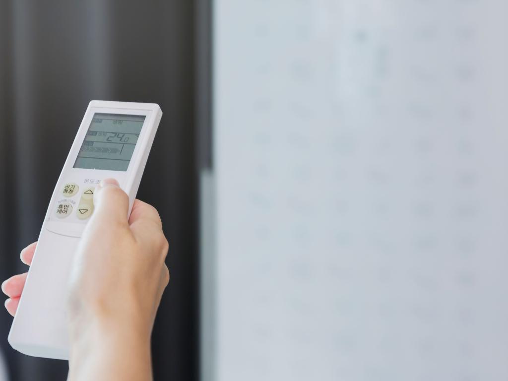 吹空调怕冷手脚冰凉怎么调理,开空调又怕太干没开又怕冷