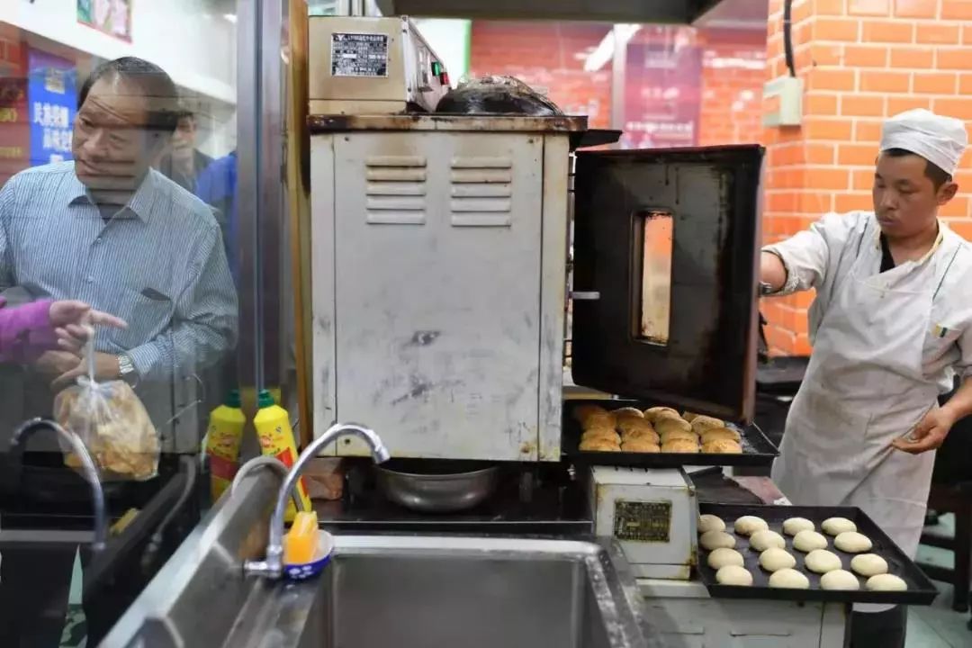 重开一月，排队不减！“北京芝麻最多的烧饼”店店主揭秘神秘传统