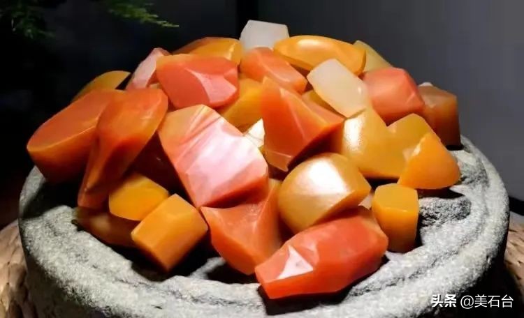 河里发现天价翡翠原石,河里发现一块天价石头