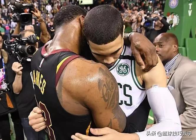 优质领袖，为了能够一起训练，1.42亿先生为全队买了篮球架