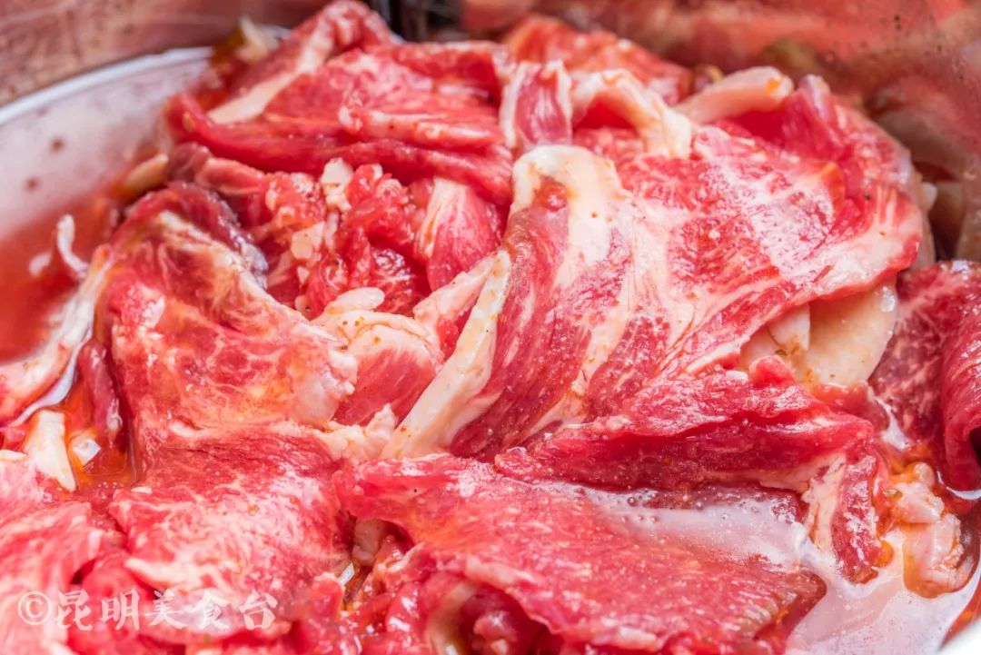 昆明每天卖的最好的美食,昆明每天卖几百桌的街边美食