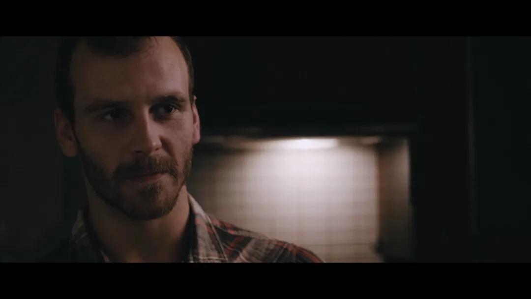 男孩连女厕所都要进，女孩却进不了足球场