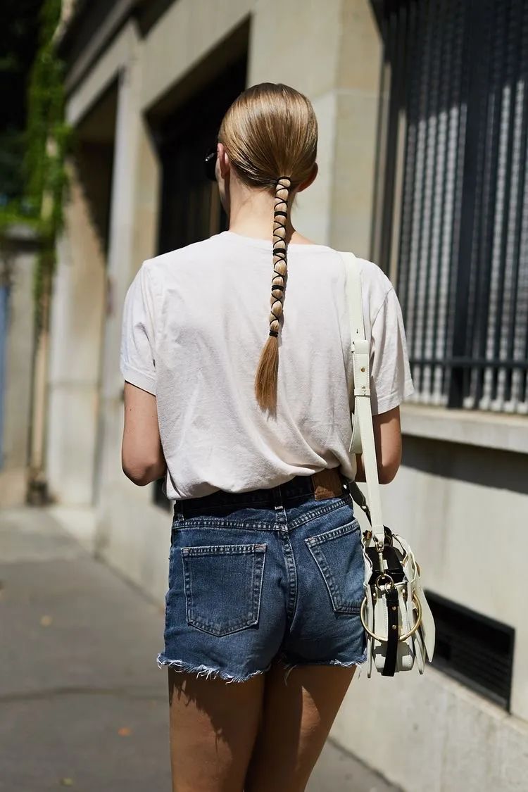 夏天薄款牛仔短裤,怎样选择牛仔短裤显瘦