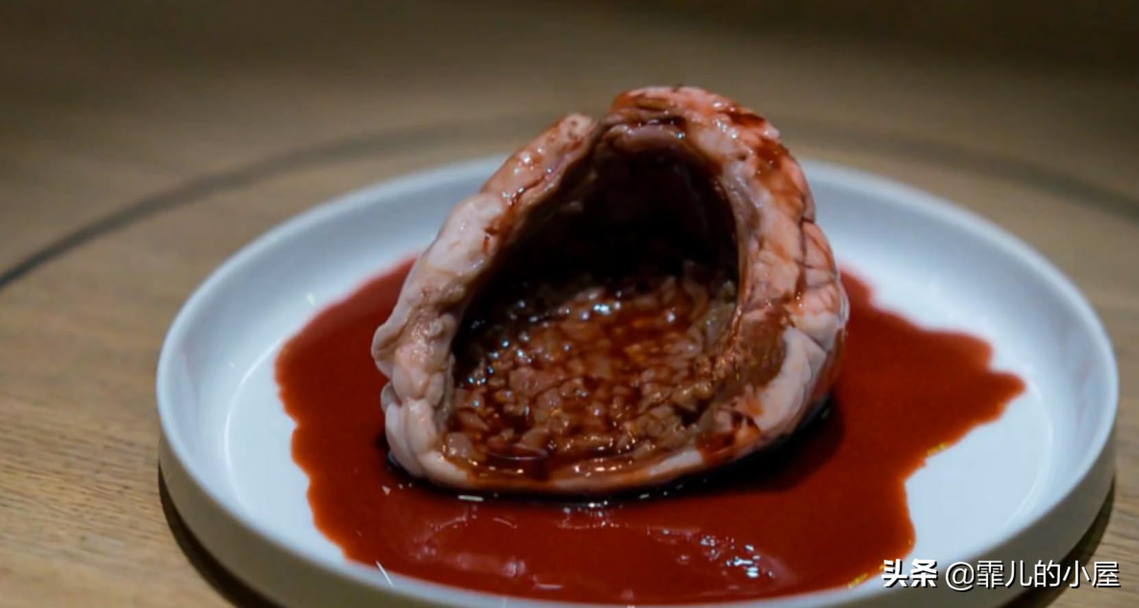 两年都预定不到座位的黑暗料理餐厅“炼金术士”，生吞金鱼的吃货