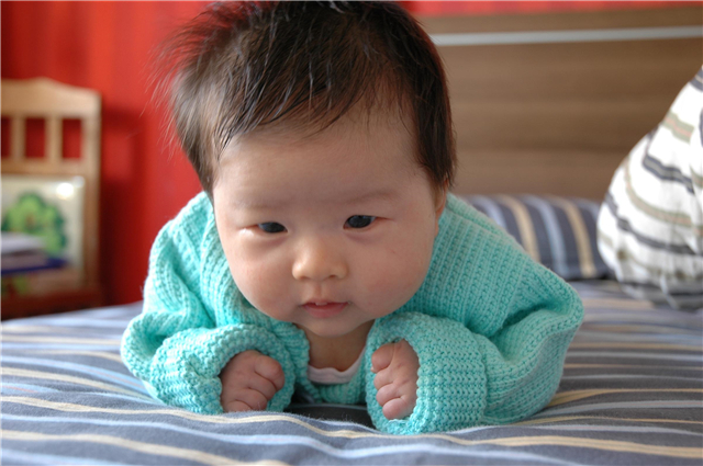 六个月宝宝还不会独坐怎么回事,六个月宝宝不会站立是怎么回事