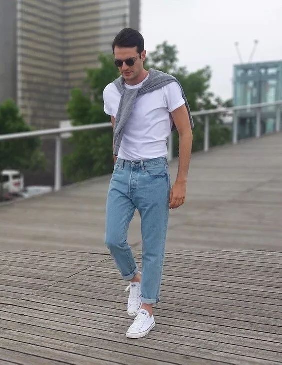 最适合搭配匡威的牛仔裤,红色高帮匡威搭白色牛仔裤韩系