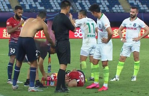 黄海王伟或将永久禁赛？上演断子绝孙脚染红离场，球迷：恶意违规
