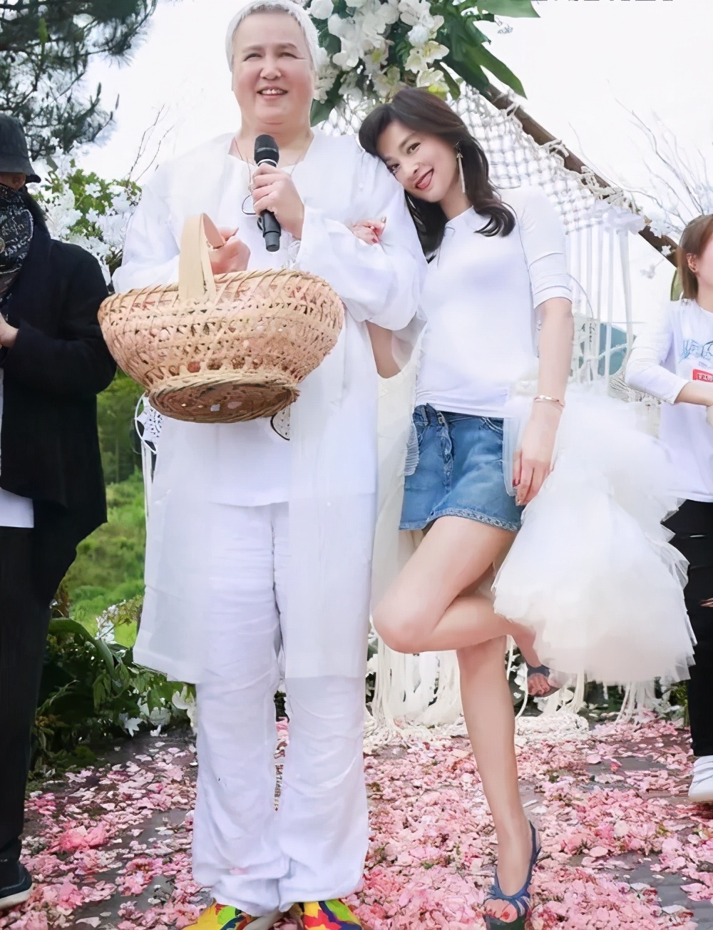 富婆张庭的迷惑行为:身家300亿,日花费不到10元?