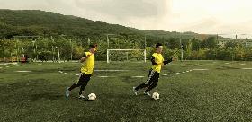 足球左右脚拉球过人练到极致,足球背身拿球转身过人教学