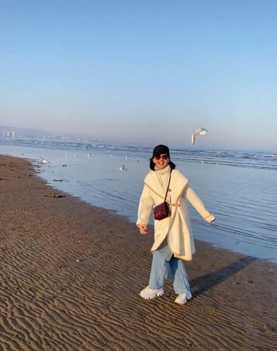 45岁牛莉出席活动大秀好身材,45岁牛莉素颜出行