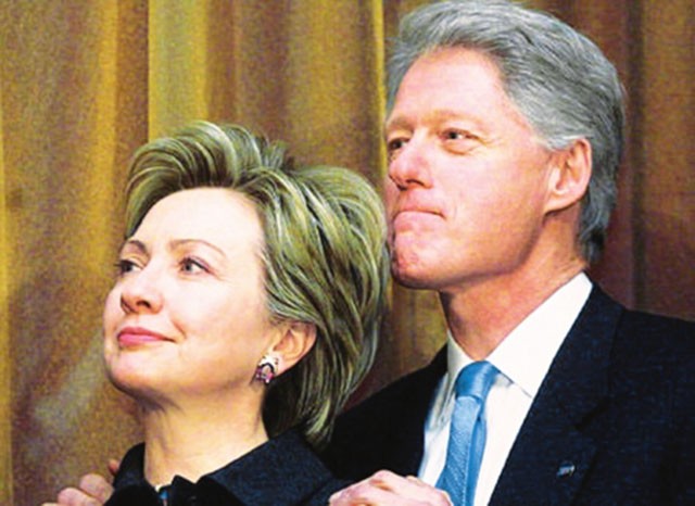 希拉里有多强势？坐在椅子上翘着二郎腿，教蹲在脚边的克林顿做事