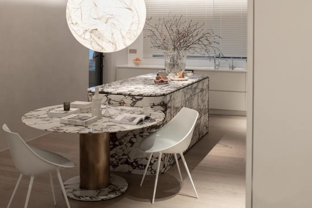 她从欧洲背回月球灯，“明明如月，何时可掇”，把家变成了艺术馆