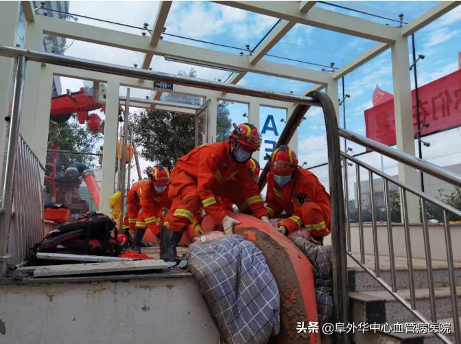 火焰蓝慰问白衣天使,火焰蓝与医护人员