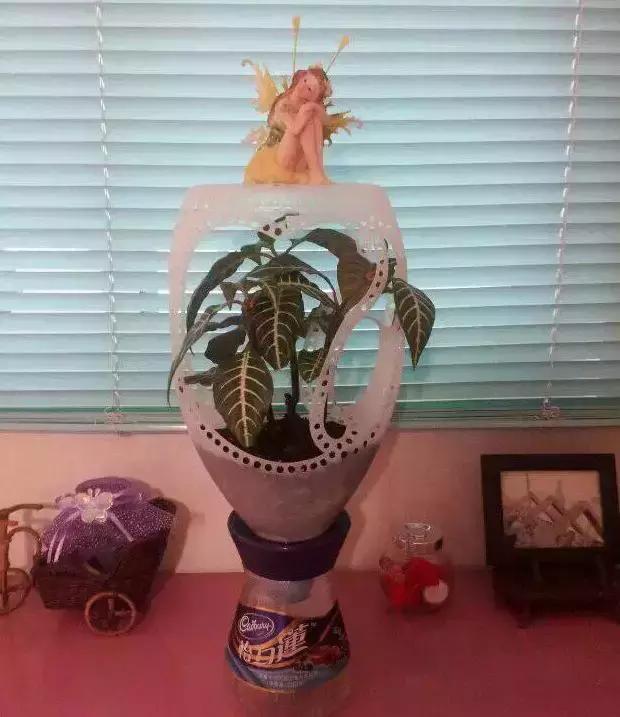 洗衣液瓶改造成花瓶怎么改造,空洗衣液瓶改造成花瓶的教程