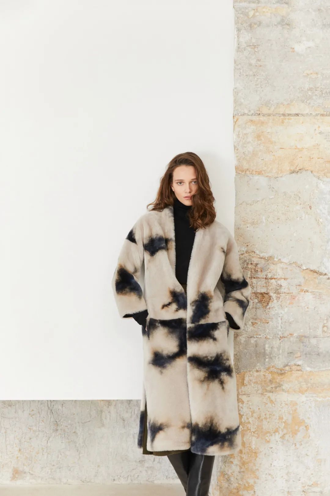 比大衣厚一点的外套,比羊羔毛细的绒外套