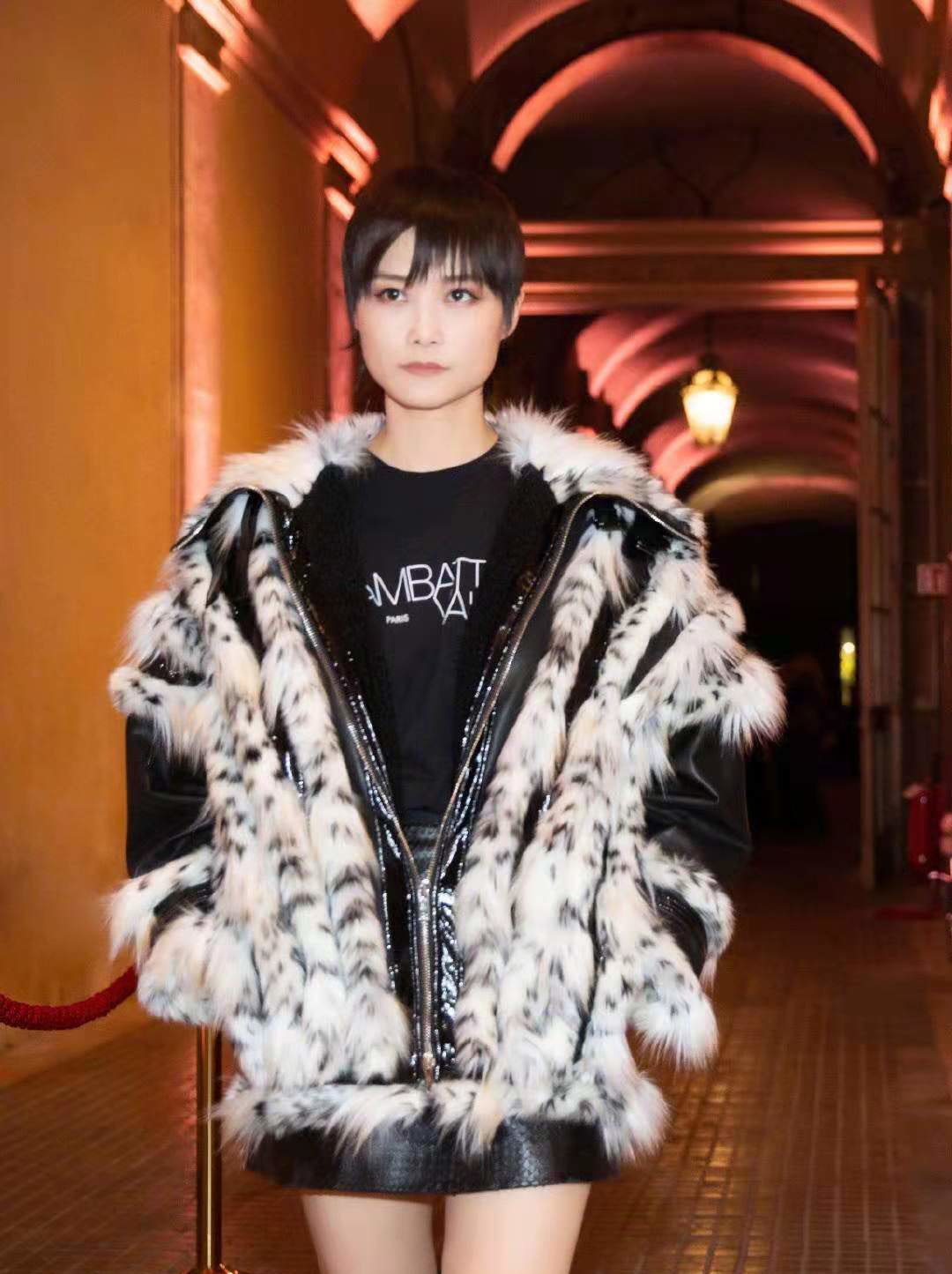 呢子大衣已经落伍了，今年流行“看起来很有钱”外套，洋气又保暖