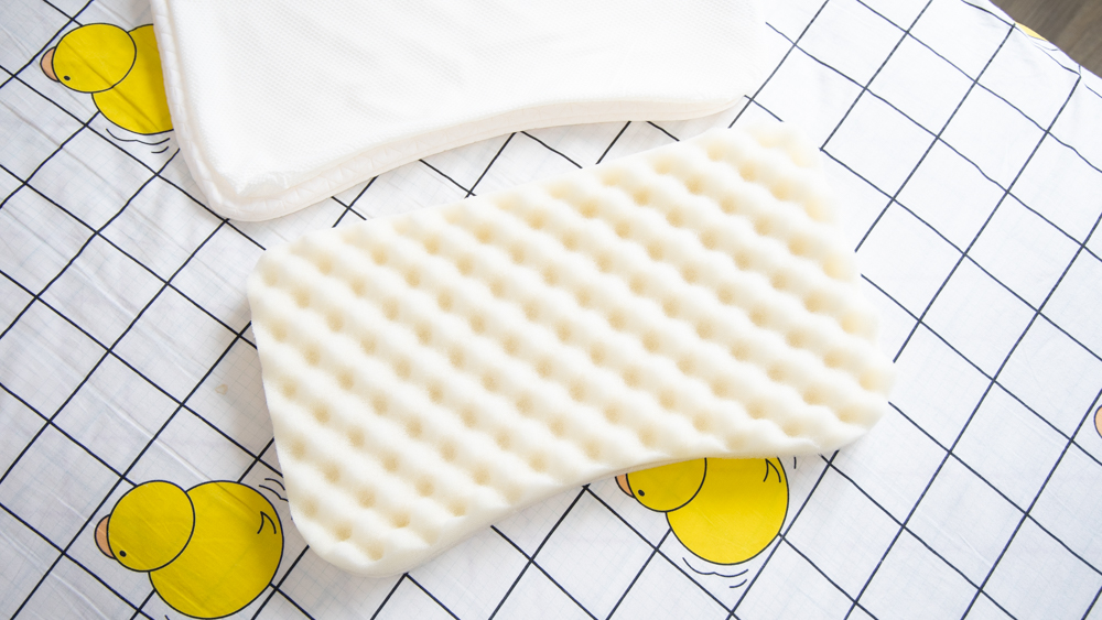 妈妈们都给宝宝枕什么样的枕头呢,什么枕头透气性最好适合宝宝枕