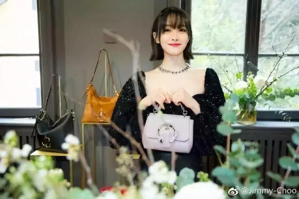 米兰时装周明星造型和模特对比,米兰时装周明星看秀造型