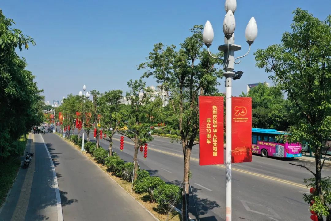 迎国庆街景,迎接国庆换上崭新的国旗