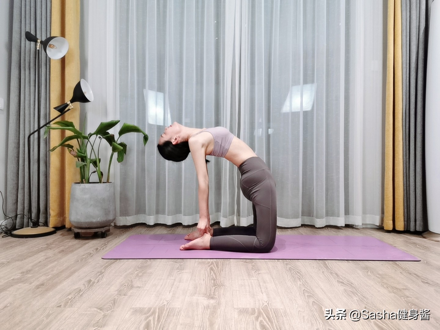 瑜伽一字马怎么辅助,瑜伽一字马力量训练