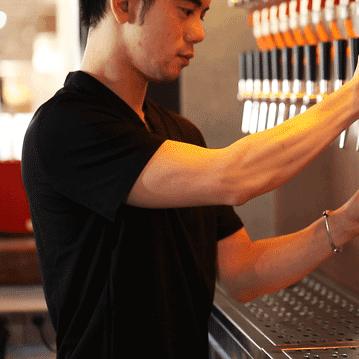 外国人喝中国精酿,泥煤味精酿