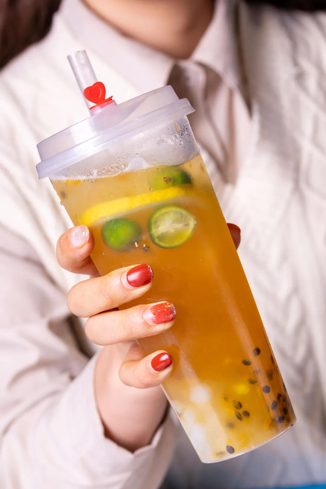 只此一家的牛腩串串火锅C位出道，19块9请你放肆开涮