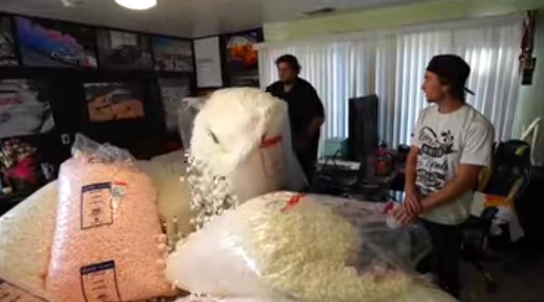 用100万个海洋球填满房间,50万个海洋球装在房间