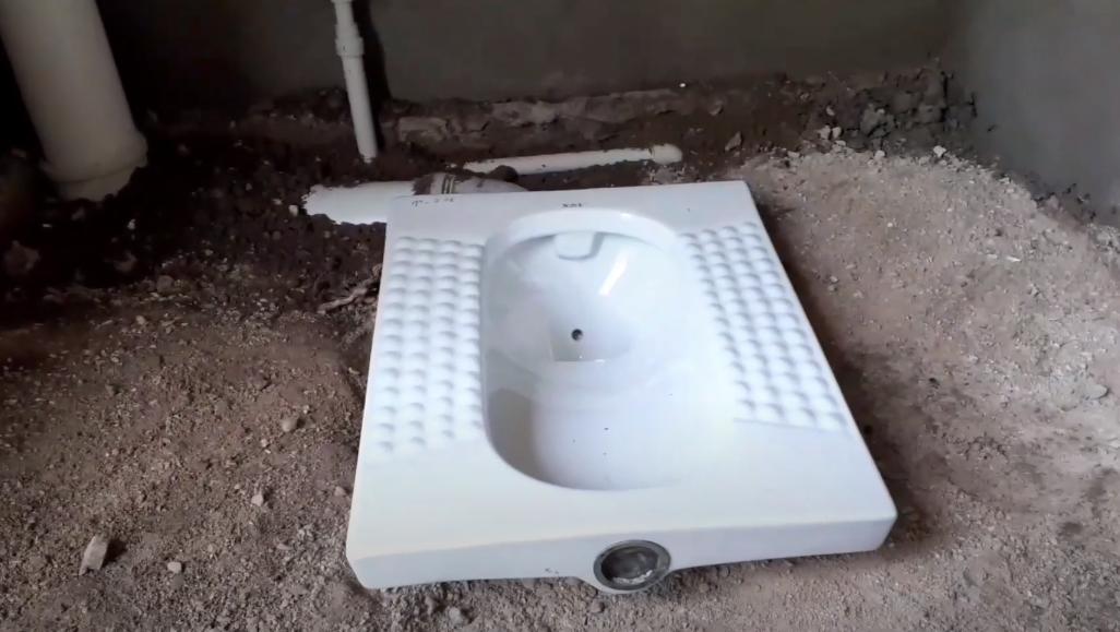 马桶和蹲坑在同一平面上怎么安装,马桶安装简单还是蹲坑简单