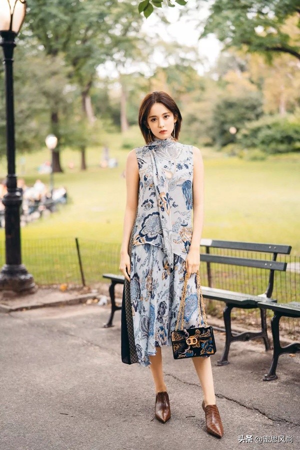 丝巾的正确佩戴方式,丝巾的正确佩戴方法