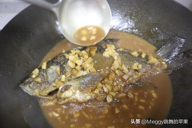 煎鱼皮怎么不会粘,煎鱼皮不破