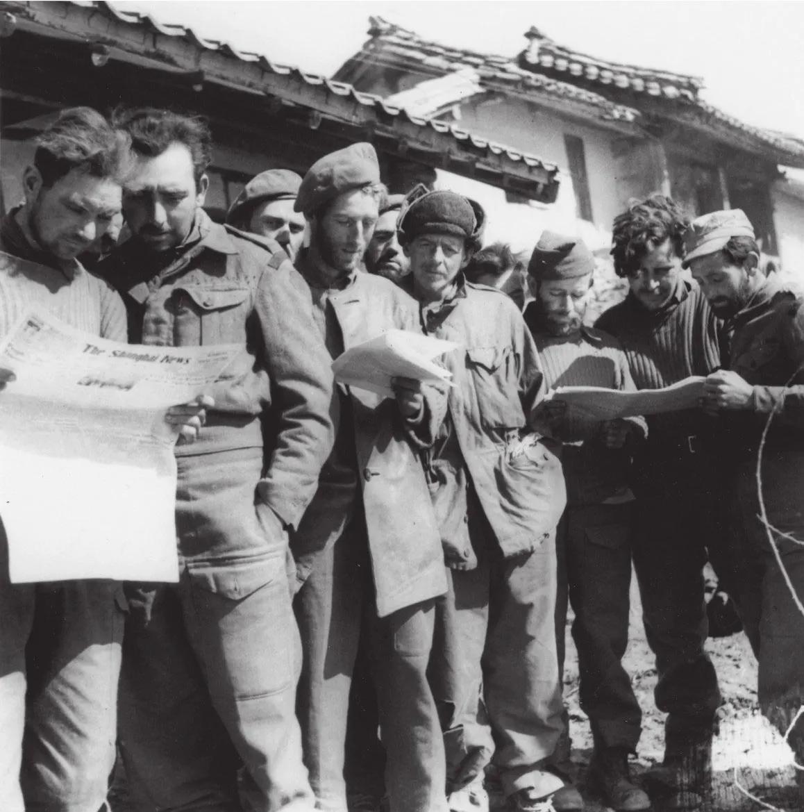 圣诞晚会上，碧潼战俘营的“联合国军”战俘们高呼：志愿军万岁